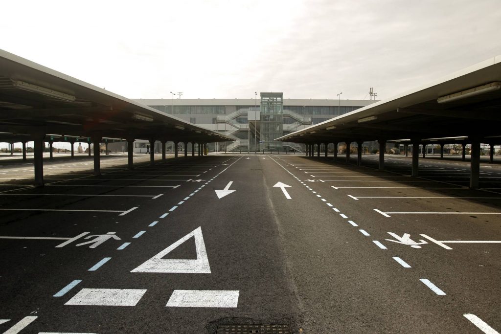 Fachada y aparcamiento vacío del aeropuerto de Ciudad Real. 